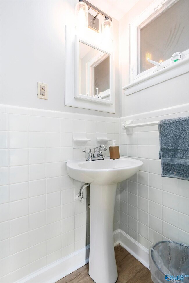 Building Photo - 202 High Rd