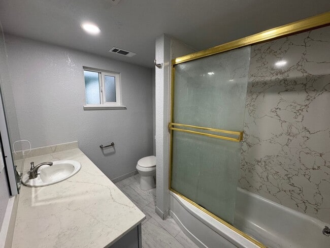 Building Photo - Country Living