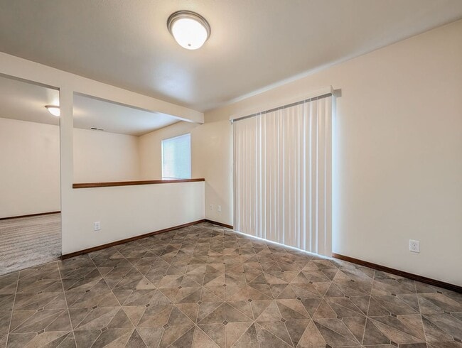 Building Photo - Beautiful 4 bed 2.5 bath home in Silver Lake!