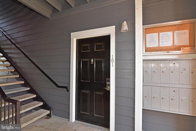 Building Photo - 20301 Beechwood Terrace