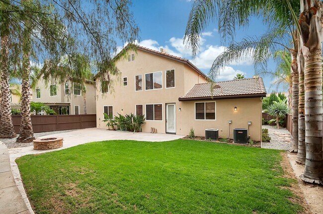 Building Photo - Modern 5 Bedroom in Paseo Del Sol