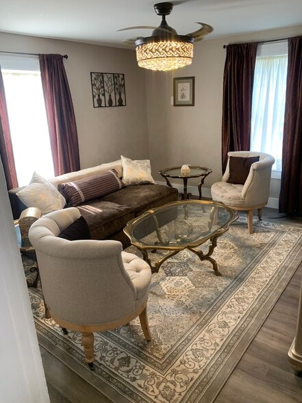 Large living room - 47 Stone St