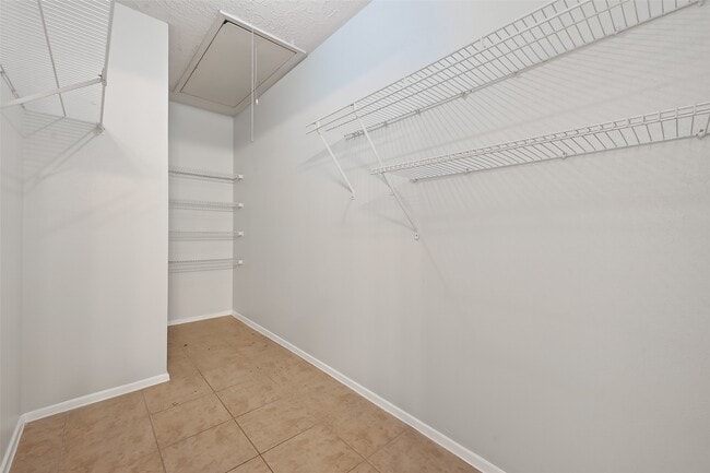 Building Photo - 5205 Beaverbrook Dr