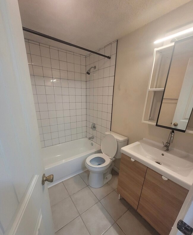 Building Photo - 815 N Pleasant St