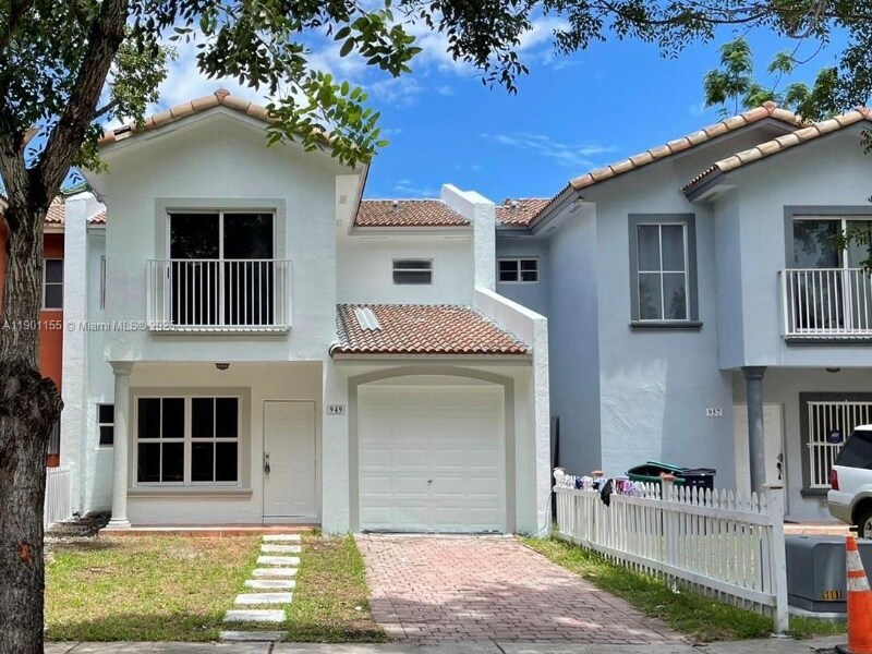 Building Photo - 949 SW 6th Pl