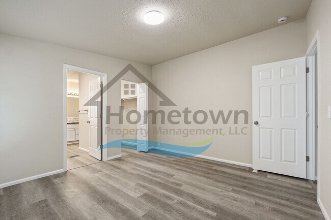 Building Photo - 3 Bedroom 2 Bathroom Home with Off-Street Parking Available in Sagle, Idaho!