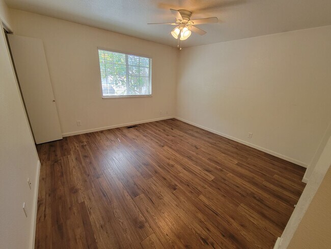 Building Photo - Two Story 3 Bedroom 2 Bath Condo in Chico for Rent!