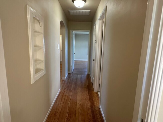 Building Photo - Epic REA - Great Home w/2 BR/1 BA Plus Bonus Loft in Mills Park Neighborhood