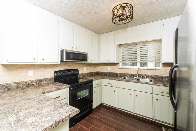 Building Photo - 6560 Valley Hill Dr