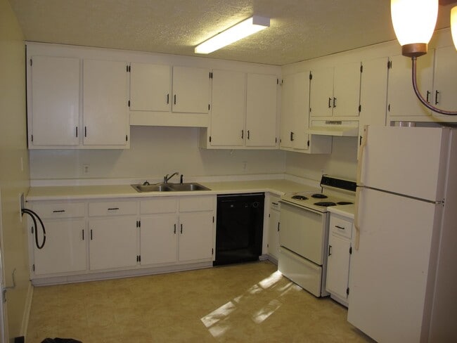 Building Photo - **WEST ATHENS DUPLEX** 2 Bed/1 Bath - JUST...