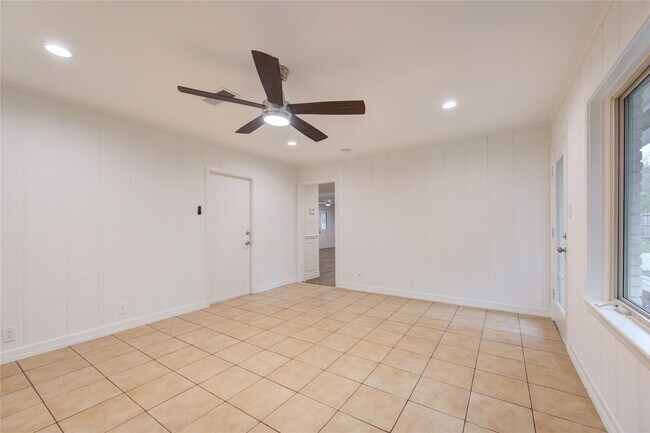 Building Photo - 8439 Westview Dr