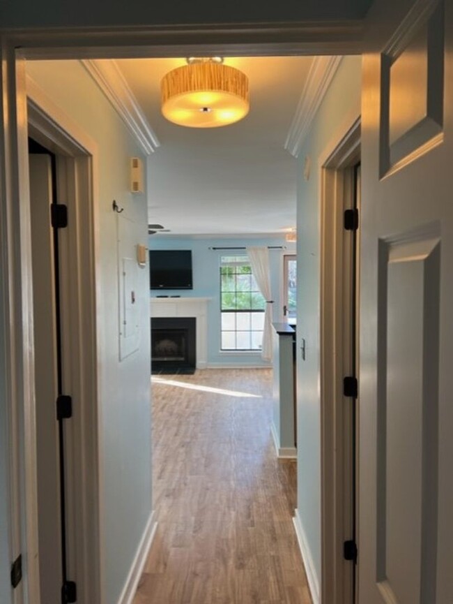 Building Photo - Great Location!! 2 Bedroom Condo