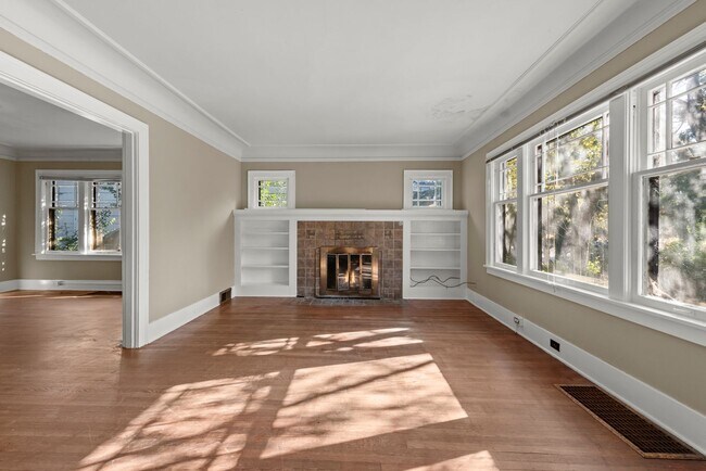 Building Photo - Private Room in Spacious 7-Bedroom, 3-Bath...