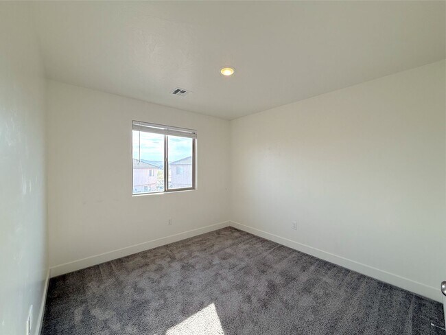 Building Photo - 4 Bed, 2.5 Bath home with 2 Car Garage