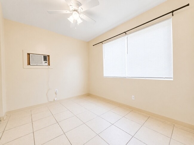 Building Photo - Convenient Downtown Living in a Bright and Comfortable 1-Bedroom Studi