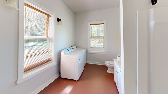 Building Photo - Country living near Crozet!