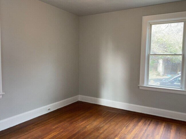 Building Photo - 4226 W 8th St