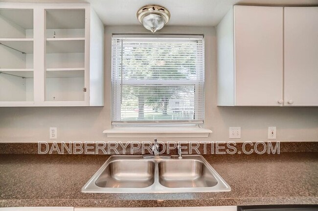 Building Photo - 3733 Willow Run Dr