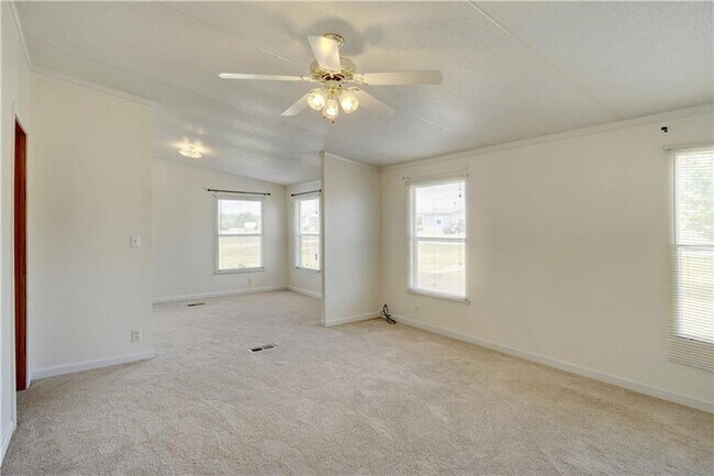 Building Photo - Country Living on half acre