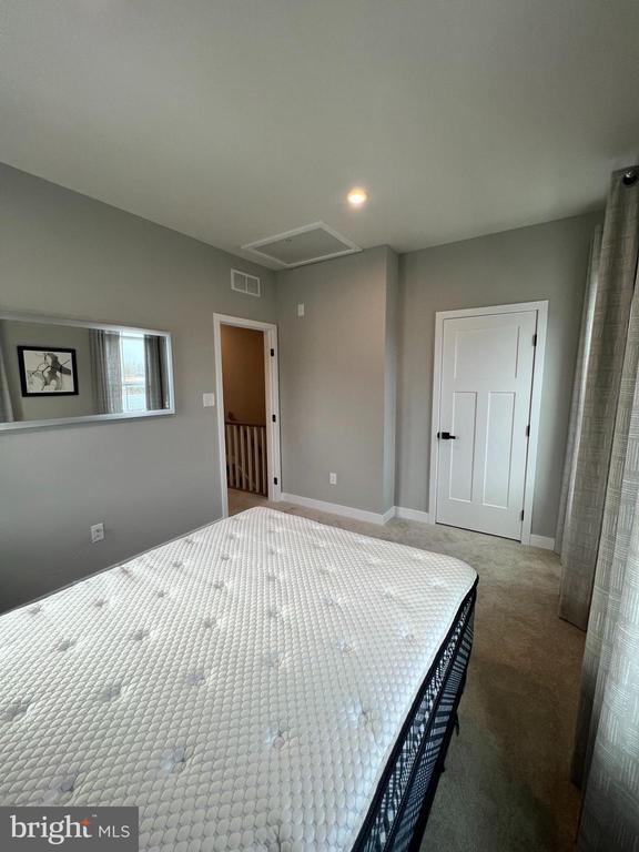 Building Photo - 5 Sidney Ln