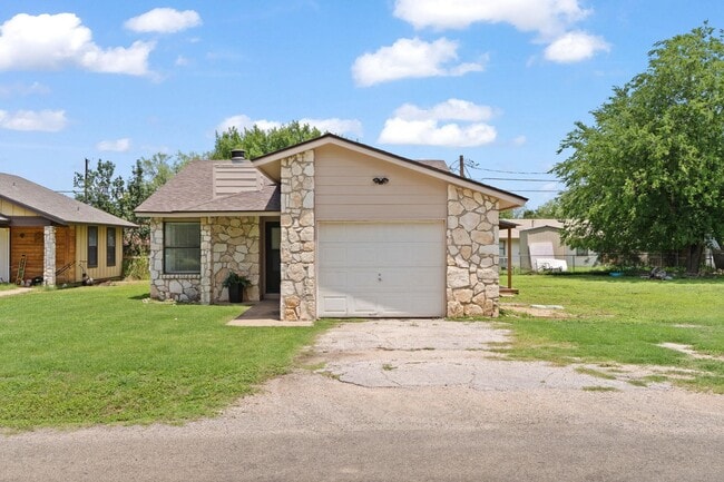 Primary Photo - 609 Aspen Ln
