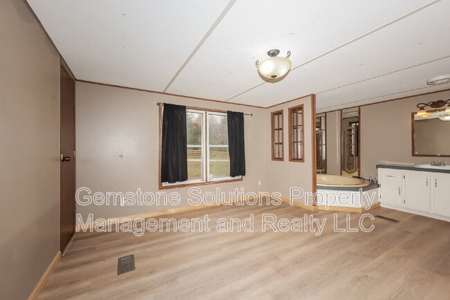 Building Photo - 5576 Hargrove Rd