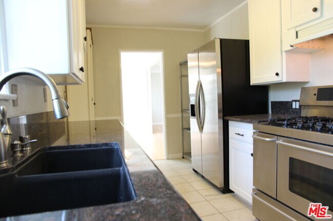 Building Photo - 15151 Encanto Dr