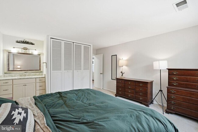 Building Photo - 6032 Old Landing Way