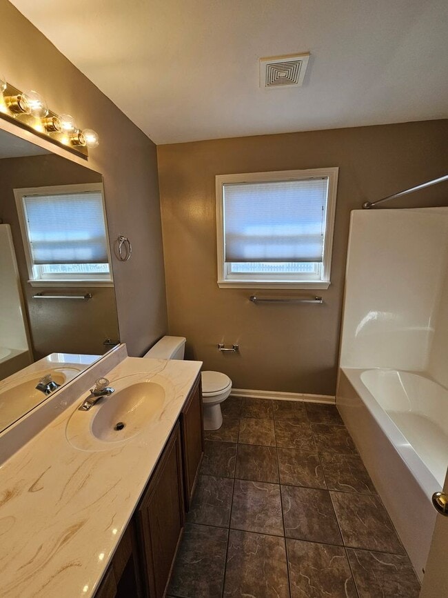 Building Photo - 3 Bedroom 2 Bath Home in Seven Oaks Neighborhood