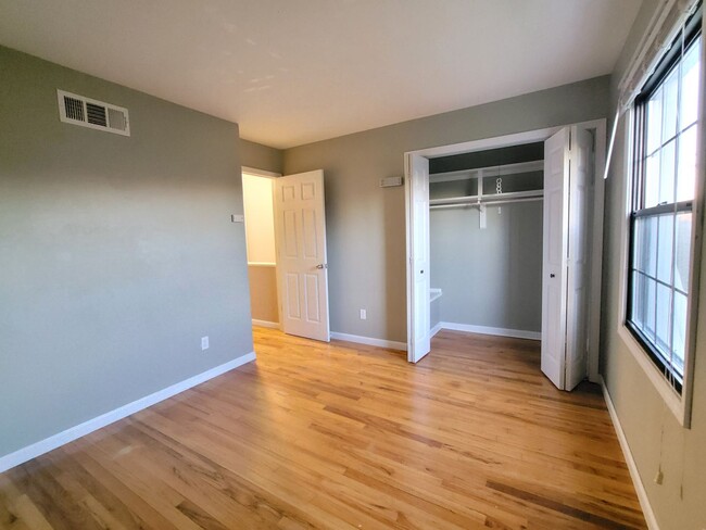 Building Photo - 2 Bedroom Condo - Most Utilities Included!