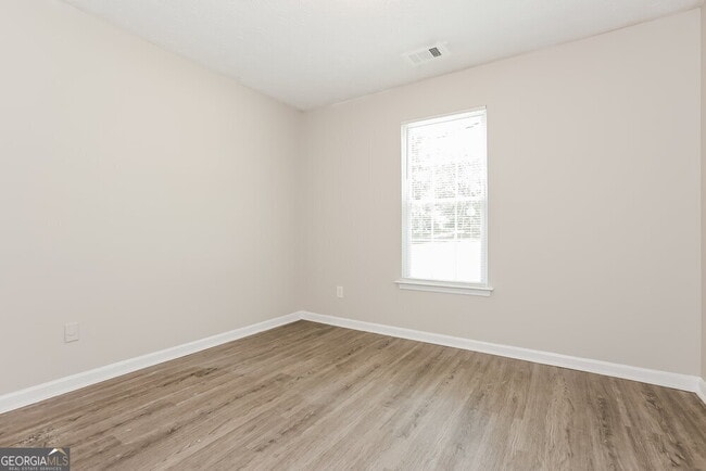Building Photo - 6125 Pineneedle Dr SW
