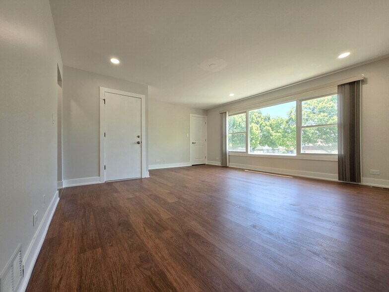Building Photo - 1002 E Callero Cir