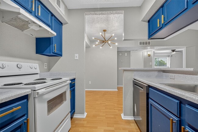 Building Photo - 10555 Turtlewood Ct