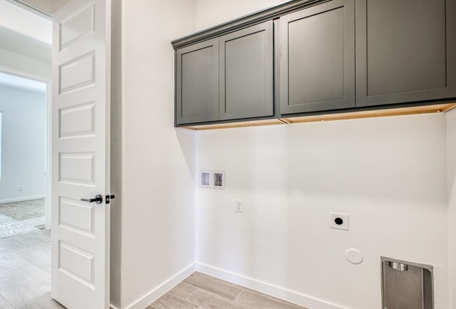 Building Photo - Beautiful East side House 4 bed-2.5 baths, part of The Overlook Casa Club that includes Swimming ...