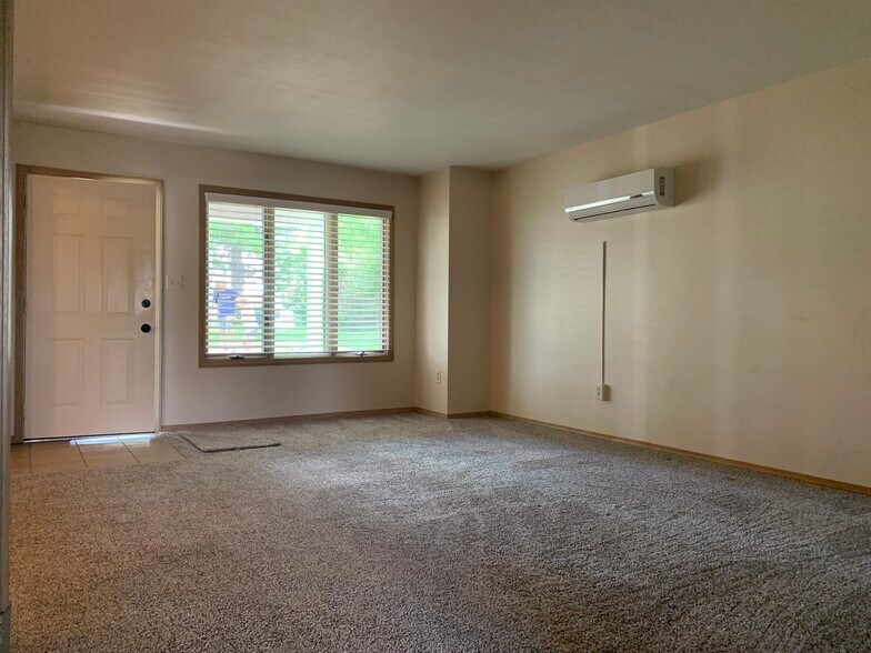 Building Photo - 1608 Sand Ct