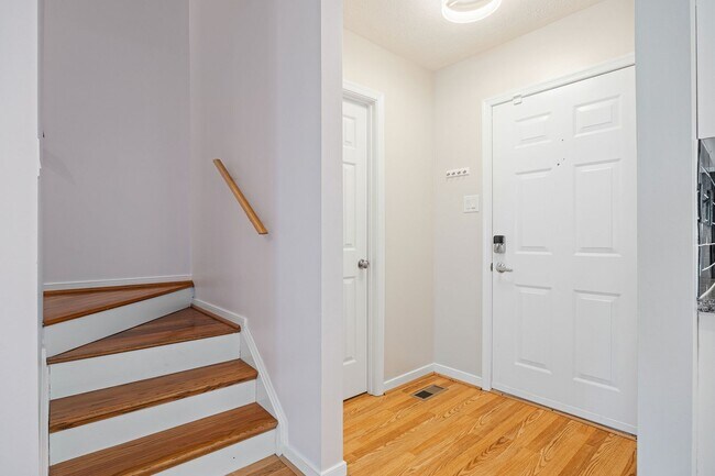 Building Photo - Charming 2 Bedroom/1 Bath Townhome in Henr...