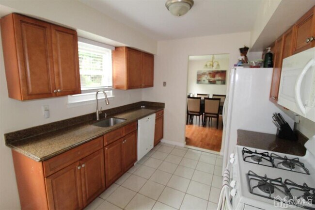 Building Photo - 47 Linden Ln S