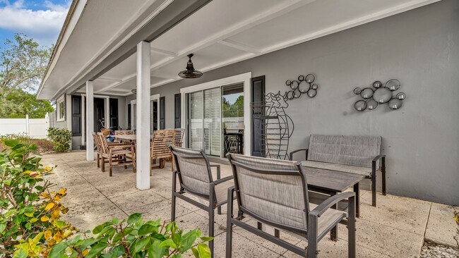 Building Photo - Executive Style Pool Home, 4br/2ba Home Av...