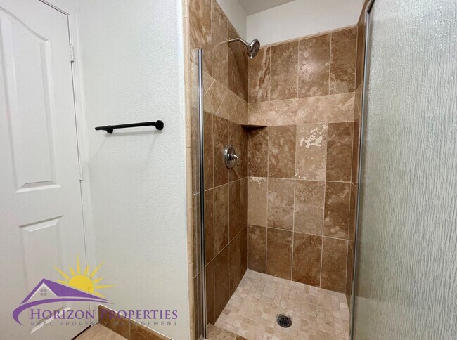 Building Photo - Spacious 5 Bed 3 Bath 2,136 Sq. Ft. Sheldon Pacific Home in Elk Grove