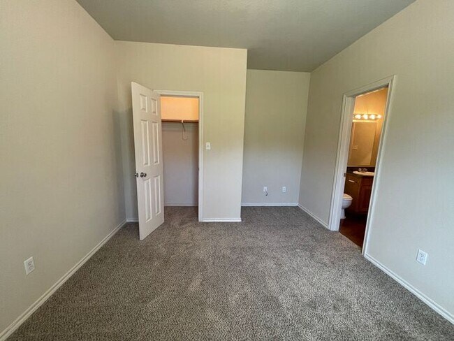 Building Photo - (((SUMMER SPECIAL!!))) Lovely 3/2 Duplex H...