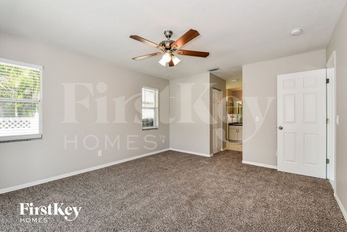 Building Photo - 2556 SW 28th Ave