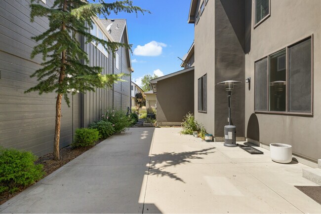 Building Photo - 3077 S Old Hickory Way