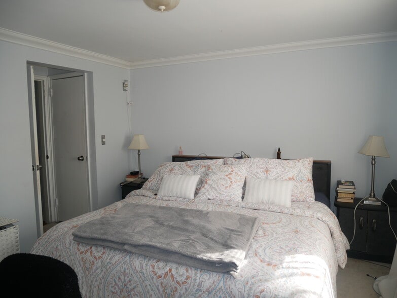 Building Photo - 190 Knickerbocker Rd