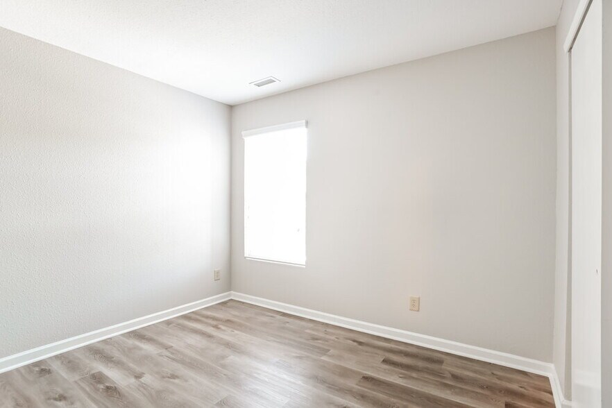 Building Photo - 13921 Lawrence Farm Ln
