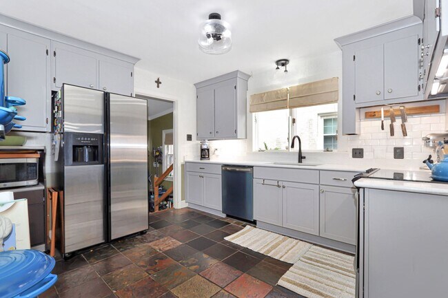 Building Photo - Beautiful Waterview Home on Chesapeake Ave. Contact Victoria Jenkins at (757) 525-7157 for more i...