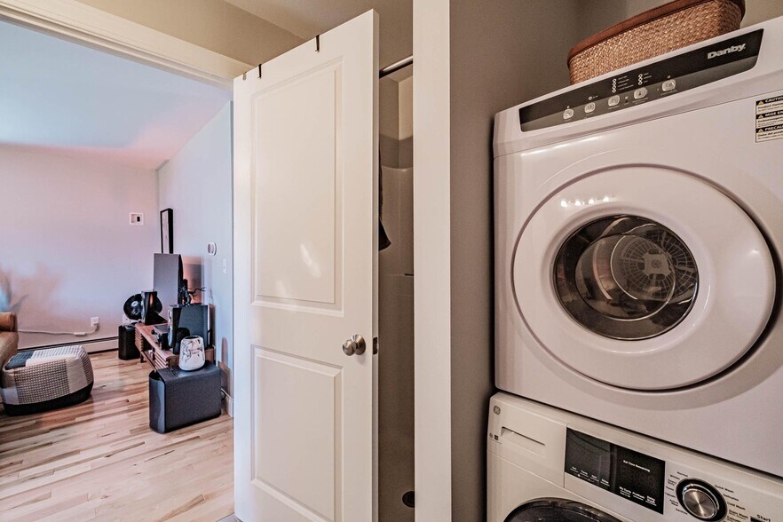 Full Bath - 9 Dartmouth Pl