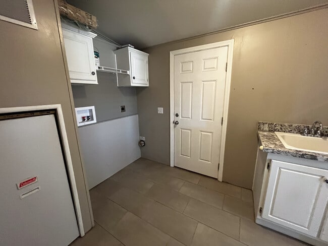 Building Photo - Pioneer