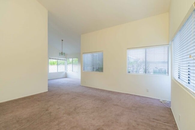 Building Photo - Beatiful house next to golf course.