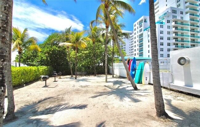 Building Photo - 5005 Collins Ave