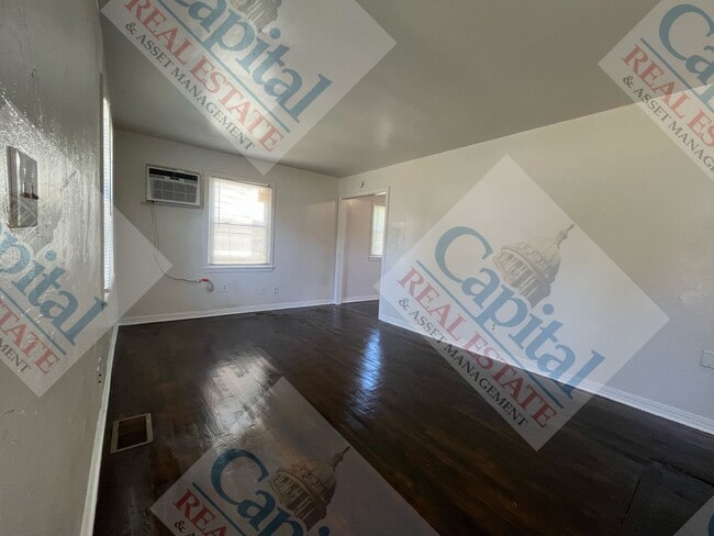 Building Photo - Cute 2 Bedroom with Detached Garage